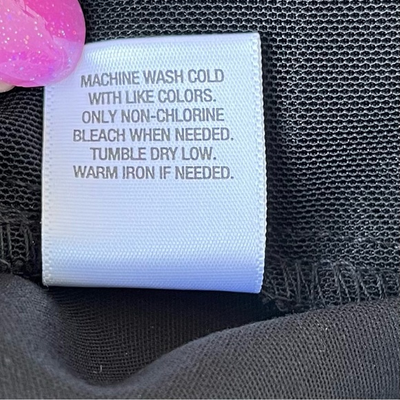 •Roz & Ali• Cropped Black Pants with Button Detail - Size 24 - Picture 9 of 10